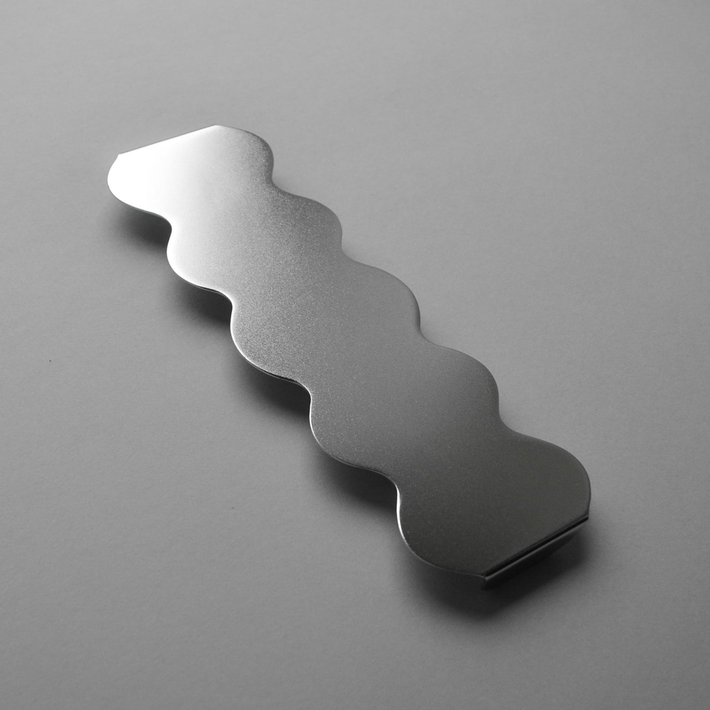 Top view of the modern wavy serving stand in matt luminous finish