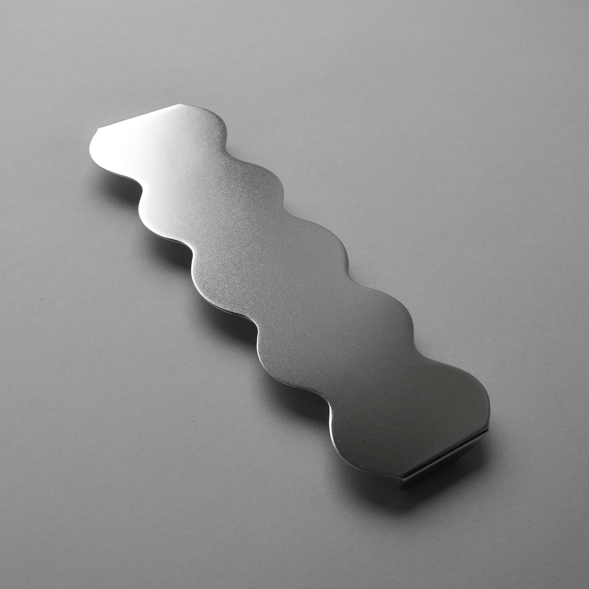 Top view of the modern wavy serving stand in matt luminous finish