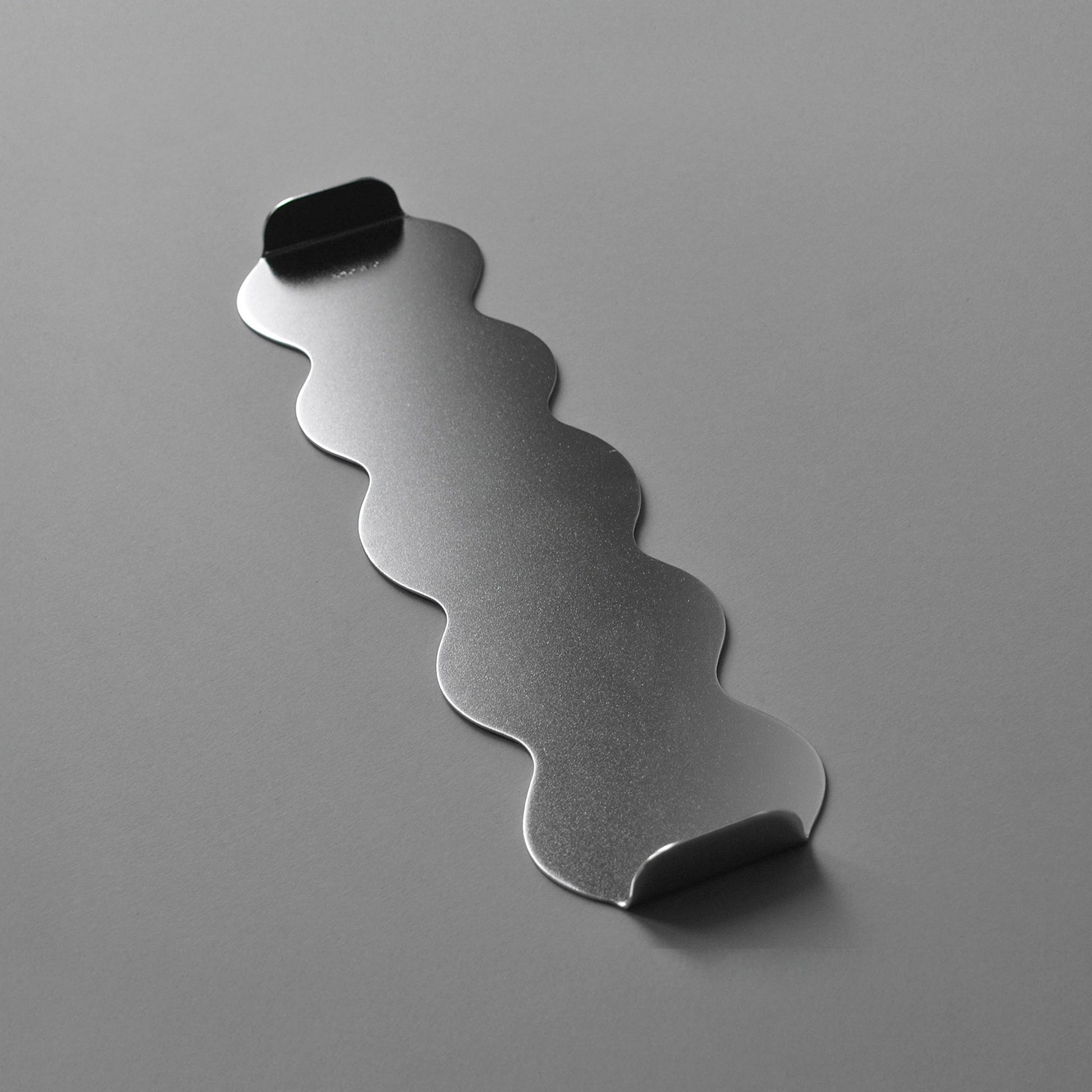 Top view of the wavy serving tray in stainless steel with matt finish 